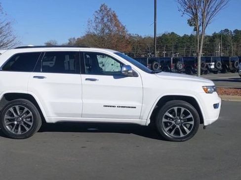 Used 2017 Jeep Grand Cherokee Overland AWD/4WD image 9