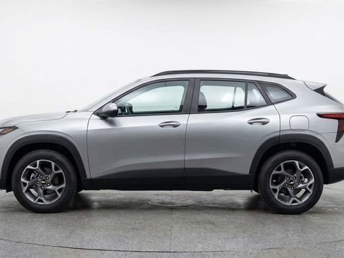 Used 2025 Chevrolet Trax LT FWD image 5