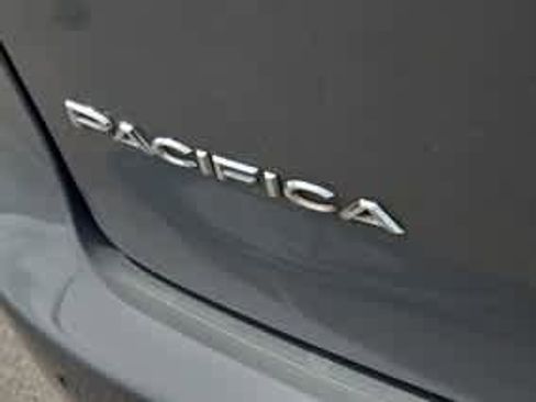 Used 2022 Chrysler Pacifica Touring-L FWD image 17