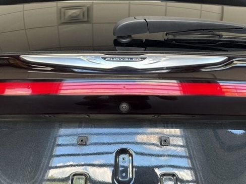 Used 2023 Chrysler Pacifica Touring-L FWD image 19