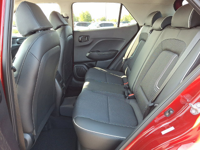Used 2025 Hyundai Venue Limited FWD image 11