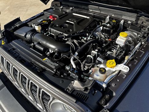 Used 2025 Jeep Wrangler Sahara image 34