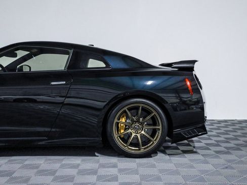 Used 2021 Nissan GT-R Premium image 16
