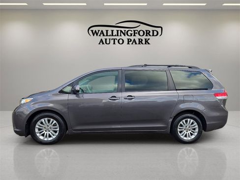 Used 2012 Toyota Sienna XLE image 7