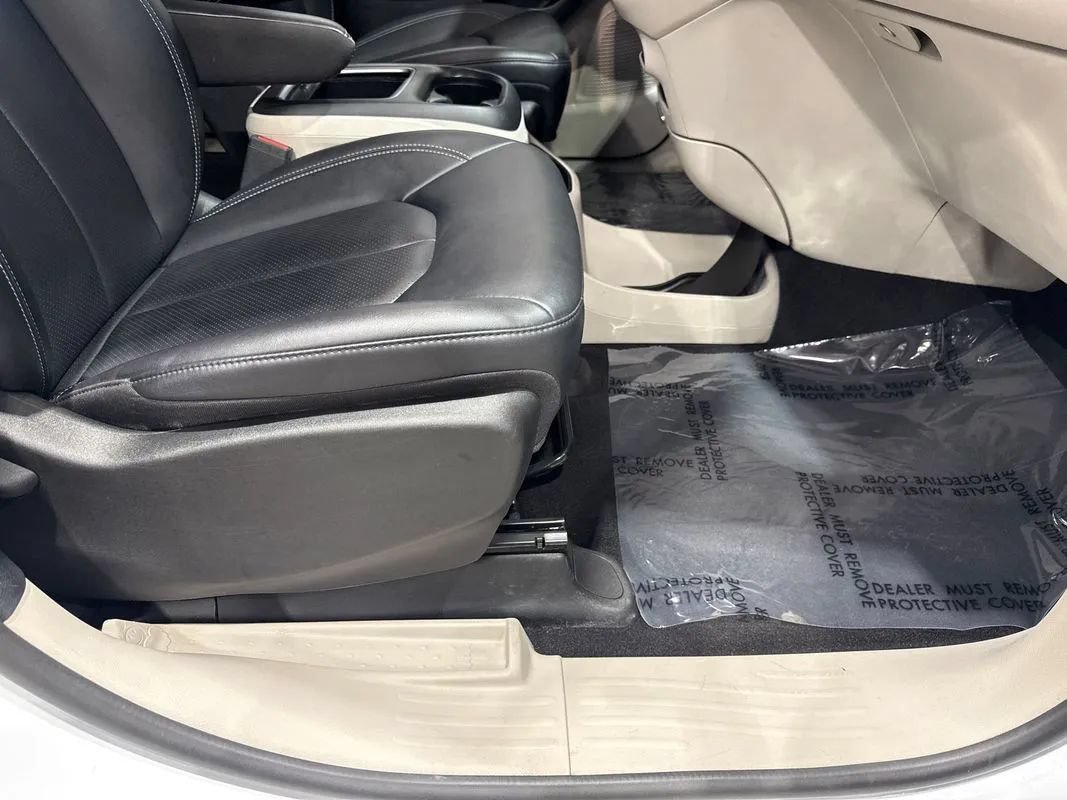 Used 2024 Chrysler Pacifica Touring-L FWD image 94