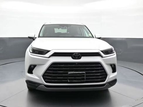 Used 2024 Toyota Grand Highlander AWD image 3