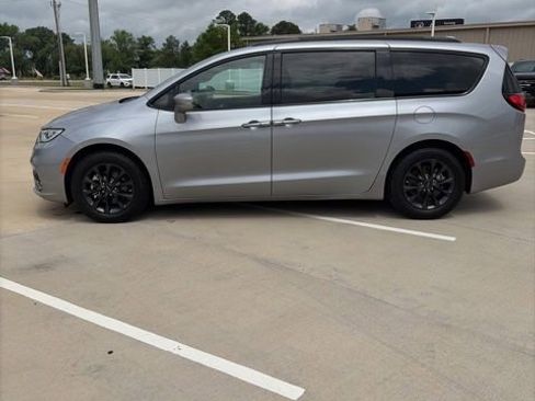 Used 2021 Chrysler Pacifica Touring w/ S Appearance Package FWD image 6