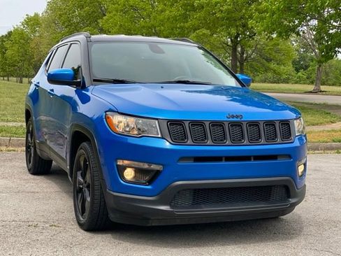 Used 2018 Jeep Compass Latitude w/ Popular Equipment Group FWD image 9