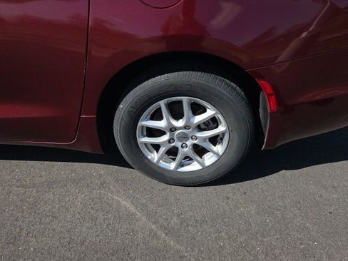 Used 2023 Chrysler Pacifica Touring-L image 16