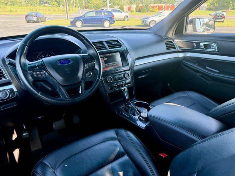 Used 2016 Ford Explorer XLT w/ Equipment Group 202A AWD/4WD image 11