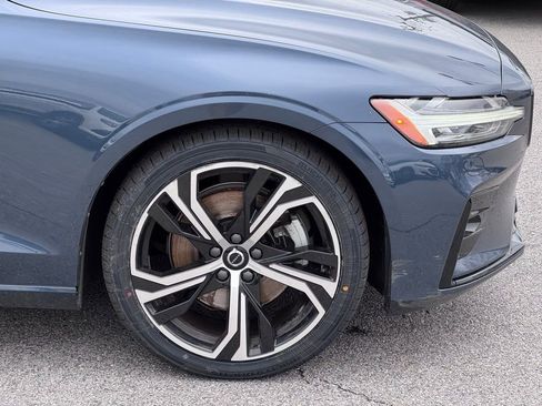 Used 2024 Volvo S60 B5 Core image 37