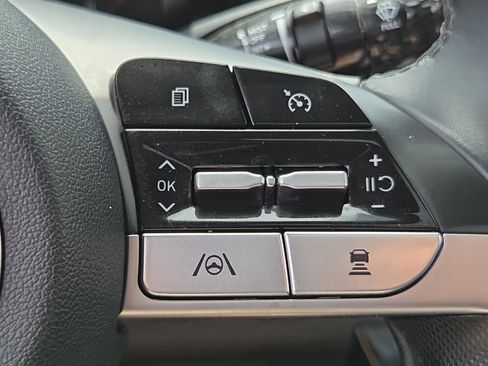 Used 2021 Hyundai Elantra SEL w/ Convenience + Premium Package image 31