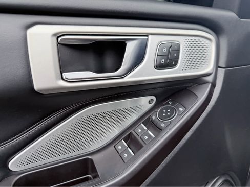 Used 2020 Ford Explorer Platinum w/ Premium Technology Package image 20