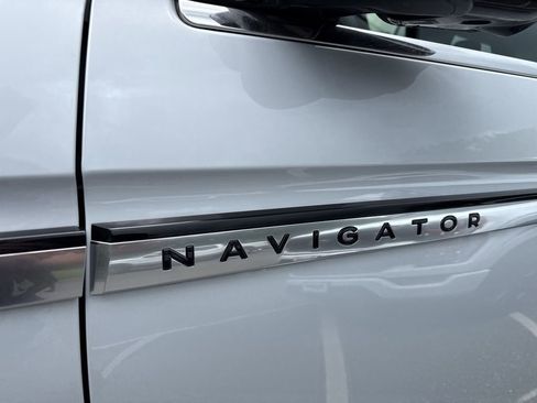 Used 2025 Lincoln Navigator L Reserve AWD/4WD image 10