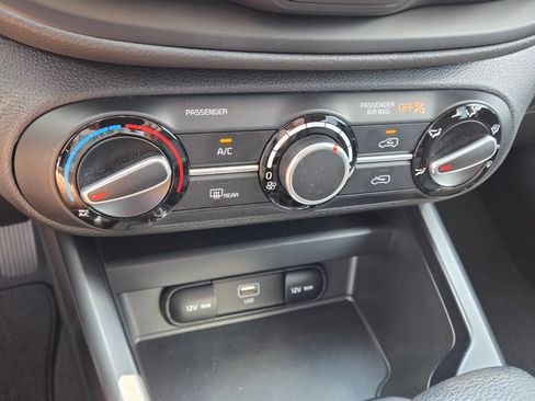 Used 2025 Kia Soul LX w/ LX Technology Package FWD image 21