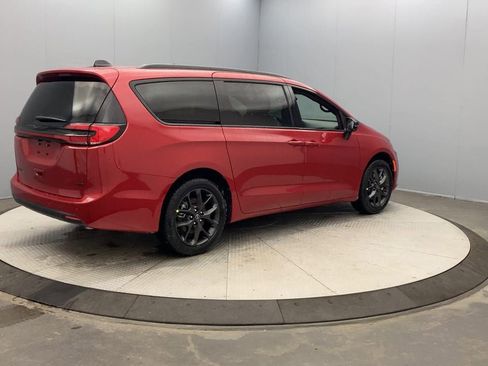 New 2026 Chrysler Pacifica Select w/ S Appearance Package image 5