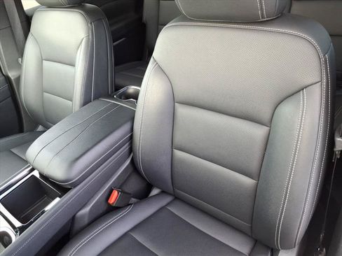 Used 2025 Chevrolet Traverse LT AWD/4WD image 18