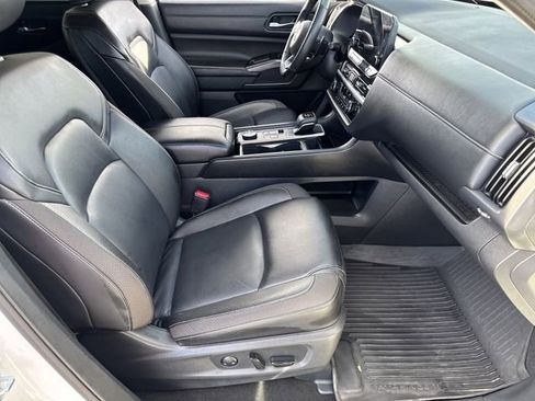 Used 2024 Nissan Pathfinder SL w/ Black Appearance Package image 26