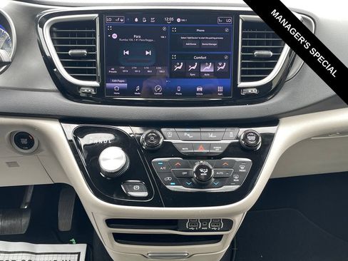 Used 2023 Chrysler Pacifica Touring-L FWD image 23