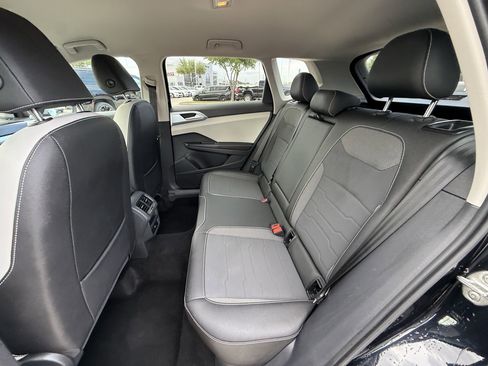 Used 2025 Volkswagen Taos SE FWD image 6