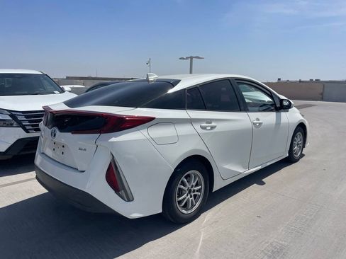 Used 2020 Toyota Prius Prime XLE image 2