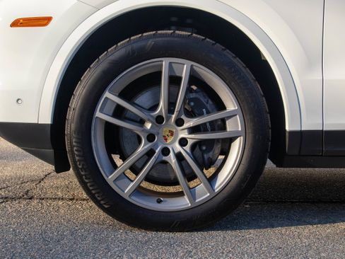 Certified 2024 Porsche Cayenne image 13