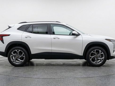 Used 2025 Chevrolet Trax LT image 11