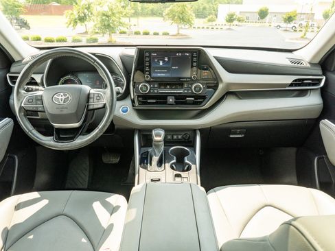 Used 2021 Toyota Highlander XLE FWD image 21