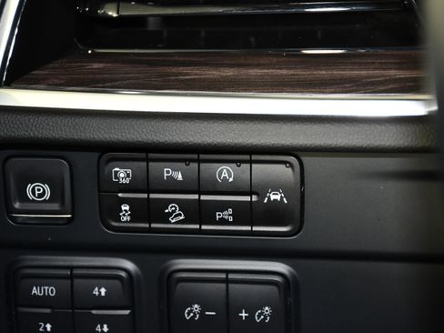Used 2025 Chevrolet Suburban Z71 AWD/4WD image 38