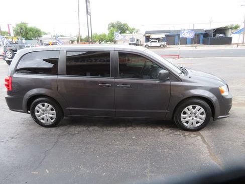 Used 2018 Dodge Grand Caravan SE w/ UConnect Hands-Free Group FWD image 4