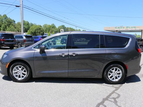 Used 2023 Chrysler Voyager LX FWD image 2