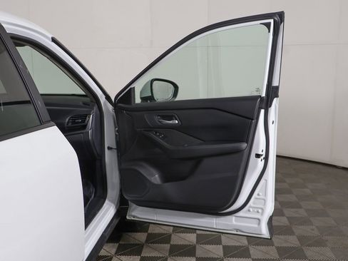 Used 2024 Nissan Rogue SV image 17