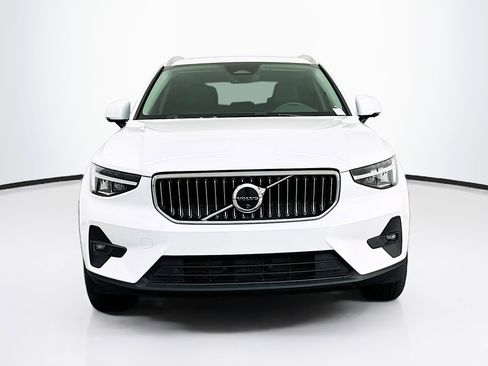 Used 2025 Volvo XC40 B5 Plus image 2