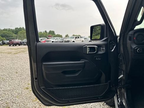 Used 2025 Jeep Wrangler Unlimited Rubicon w/ Convenience Group AWD/4WD image 22