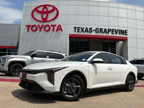 Used 2025 Kia K4 FWD image 2