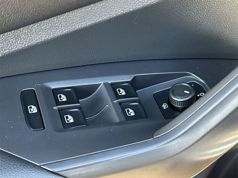 Used 2020 Volkswagen Jetta SE w/ SE Cold Weather Package image 18