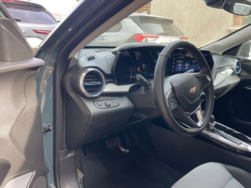 Used 2025 Chevrolet Trax LT w/ LT Convenience Package image 32