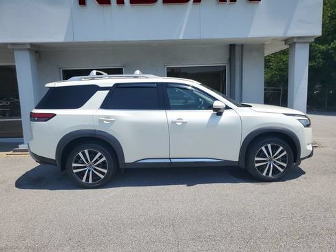 Certified 2024 Nissan Pathfinder Platinum w/ Black Appearance Package FWD image 7