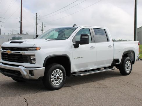 Used 2025 Chevrolet Silverado 2500 LT w/ Safety Package AWD/4WD image 2