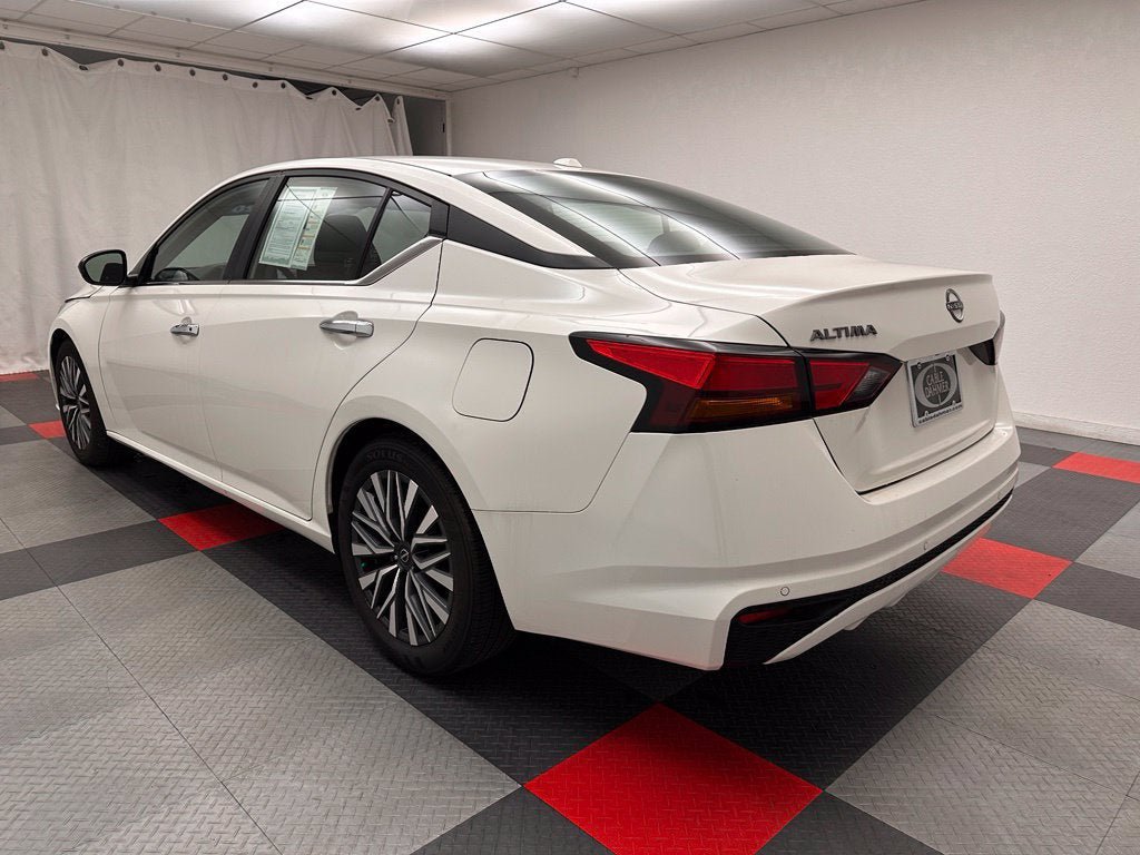 Used 2025 Nissan Altima 2.5 SV FWD image 4