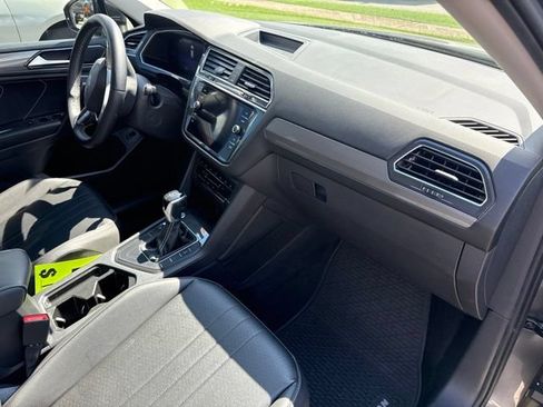 Used 2022 Volkswagen Tiguan SE w/ Panoramic Sunroof Package FWD image 14