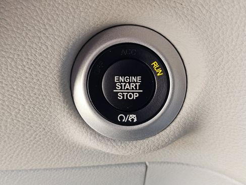 Used 2023 Chrysler Pacifica Touring-L FWD image 24