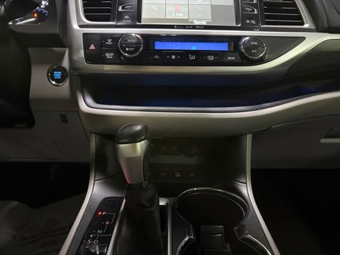 Used 2017 Toyota Highlander Limited Platinum image 16