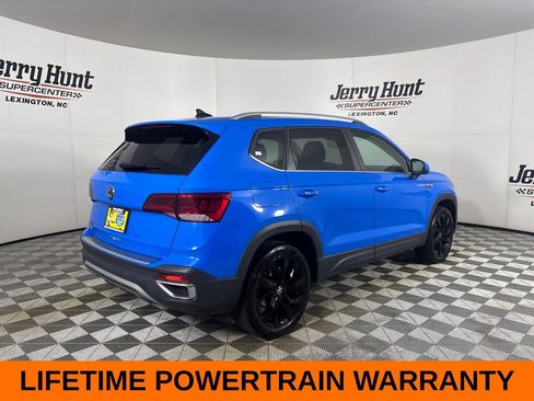 Used 2023 Volkswagen Taos SE w/ Panoramic Sunroof Package FWD image 6