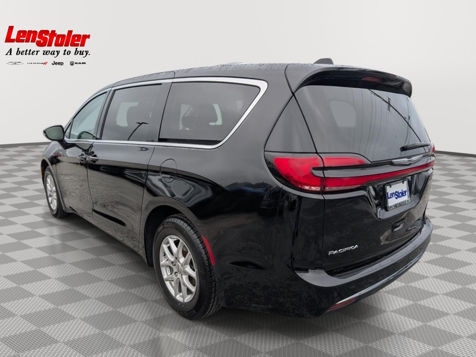 Used 2024 Chrysler Pacifica Touring-L FWD image 3