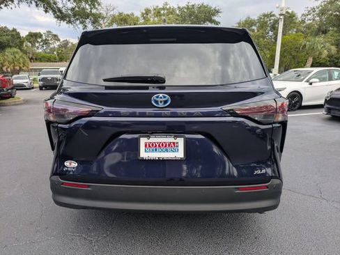 Used 2025 Toyota Sienna XLE FWD image 5