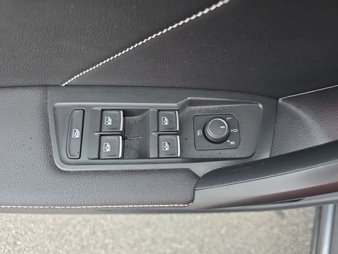Used 2022 Volkswagen Tiguan SE AWD/4WD image 28