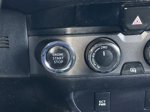 Used 2017 Toyota Tacoma TRD Off-Road image 4