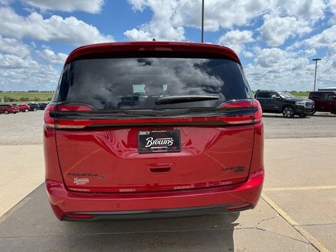 New 2026 Chrysler Pacifica Limited w/ S Appearance Package image 6