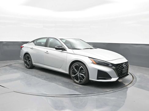 Used 2024 Nissan Altima 2.5 SR FWD image 1